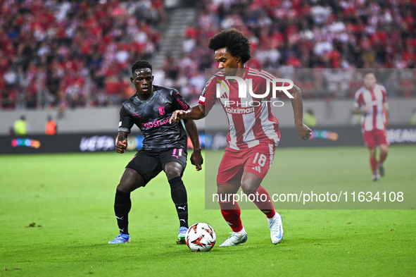 Willian of Olympiacos FC competes with Roger Fernandes of SC Braga during the Europa League, Matchday 2 match between Olympiacos FC and SC B...