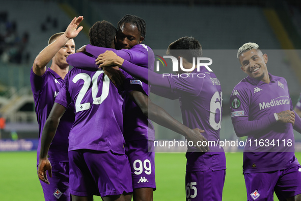 Moise Kean of ACF Fiorentina celebrates with teammates after scoring  goal during  the Conference League match between ACF Fiorentina and Th...