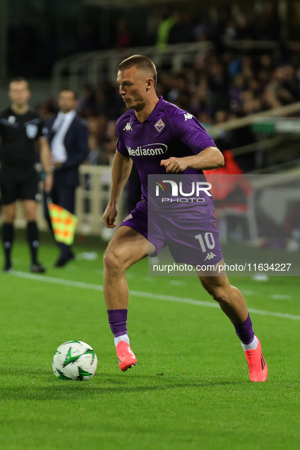 Albert Gudmundsson of ACF Fiorentina controls the ball during the Conference League match between ACF Fiorentina and The New Saints, on Octo...