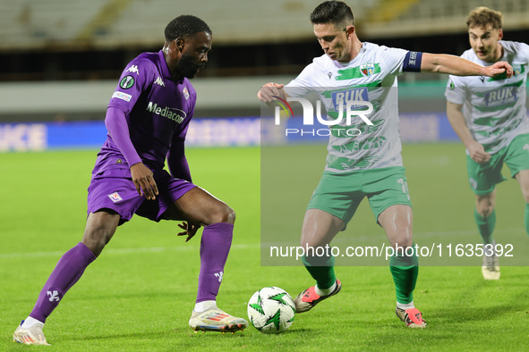 Jonathan Ikonè of ACF Fiorentina and Daniel Redmond of The New Saints ,battle for the ball during the Conference League match between ACF Fi...