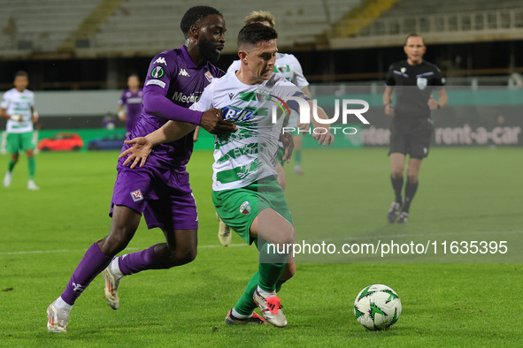 Jonathan Ikonè of ACF Fiorentina and Daniel Redmond of The New Saints ,battle for the ball during  the Conference League match between ACF F...