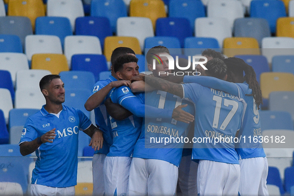 Scott McTominay of SSC Napoli celebrates with team mates after scoring during the Serie A match between SSC Napoli and Como at Stadio Diego...