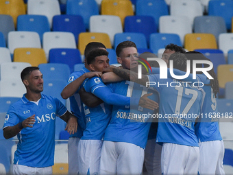 Scott McTominay of SSC Napoli celebrates with team mates after scoring during the Serie A match between SSC Napoli and Como at Stadio Diego...