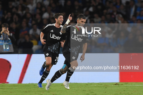 Gabriel Strefezza of Como celebrates with team mates after scoring during the Serie A match between SSC Napoli and Como at Stadio Diego Arma...