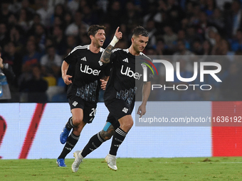 Gabriel Strefezza of Como celebrates with team mates after scoring during the Serie A match between SSC Napoli and Como at Stadio Diego Arma...