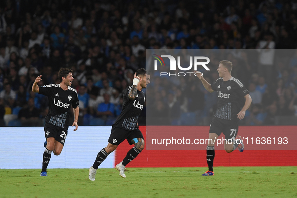 Gabriel Strefezza of Como celebrates with team mates after scoring during the Serie A match between SSC Napoli and Como at Stadio Diego Arma...