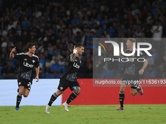 Gabriel Strefezza of Como celebrates with team mates after scoring during the Serie A match between SSC Napoli and Como at Stadio Diego Arma...