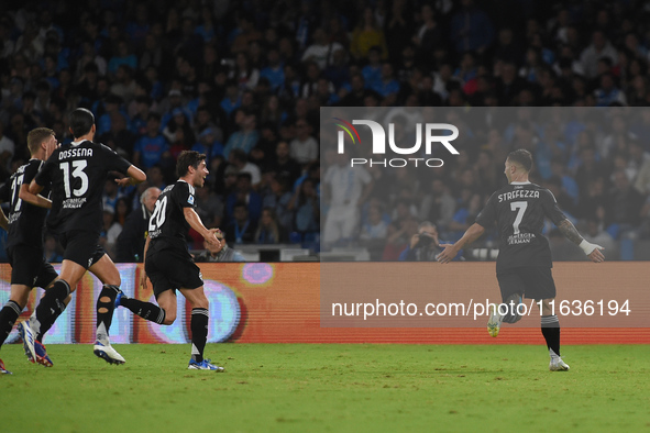 Gabriel Strefezza of Como celebrates with team mates after scoring during the Serie A match between SSC Napoli and Como at Stadio Diego Arma...