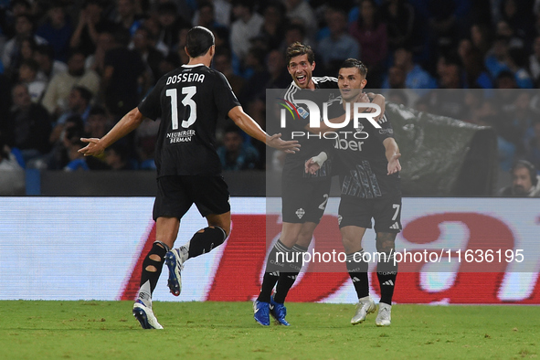 Gabriel Strefezza of Como celebrates with team mates after scoring during the Serie A match between SSC Napoli and Como at Stadio Diego Arma...