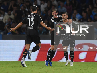 Gabriel Strefezza of Como celebrates with team mates after scoring during the Serie A match between SSC Napoli and Como at Stadio Diego Arma...