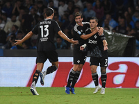 Gabriel Strefezza of Como celebrates with team mates after scoring during the Serie A match between SSC Napoli and Como at Stadio Diego Arma...