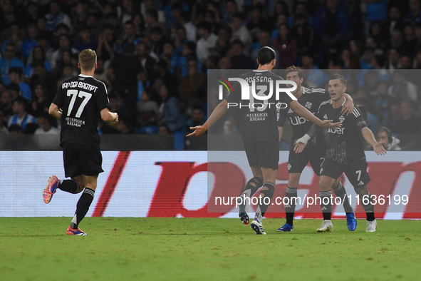 Gabriel Strefezza of Como celebrates with team mates after scoring during the Serie A match between SSC Napoli and Como at Stadio Diego Arma...