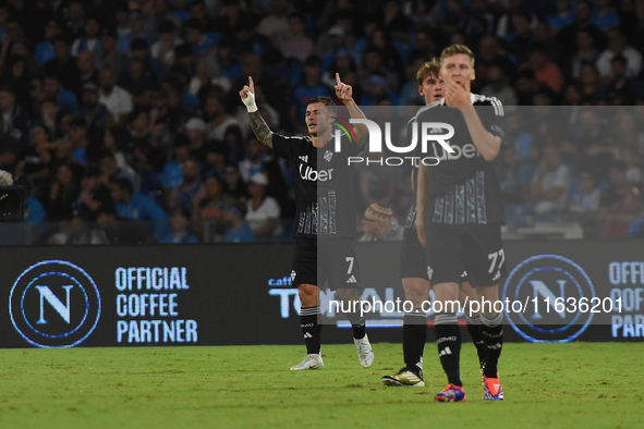 Gabriel Strefezza of Como celebrates with team mates after scoring during the Serie A match between SSC Napoli and Como at Stadio Diego Arma...