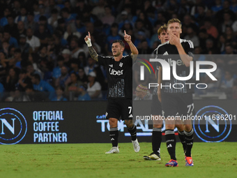 Gabriel Strefezza of Como celebrates with team mates after scoring during the Serie A match between SSC Napoli and Como at Stadio Diego Arma...