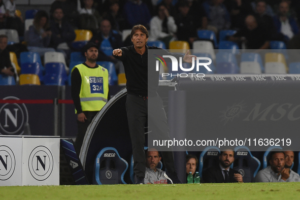 Antonio Conte Head Coach of SSC Napoli during the Serie A match between SSC Napoli and Como at Stadio Diego Armando Maradona Naples Italy on...