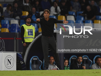 Antonio Conte Head Coach of SSC Napoli during the Serie A match between SSC Napoli and Como at Stadio Diego Armando Maradona Naples Italy on...