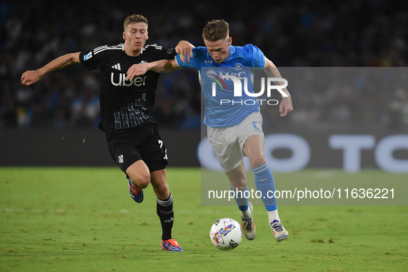 Ignace Van Der Brempt of Como competes for the ball with Scott McTominay of SSC Napoli during the Serie A match between SSC Napoli and Como...