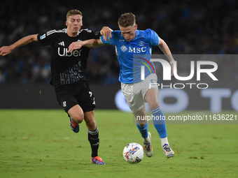 Ignace Van Der Brempt of Como competes for the ball with Scott McTominay of SSC Napoli during the Serie A match between SSC Napoli and Como...