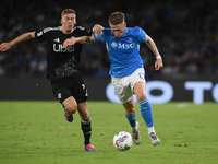 Ignace Van Der Brempt of Como competes for the ball with Scott McTominay of SSC Napoli during the Serie A match between SSC Napoli and Como...