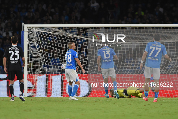 Gabriel Strefezza of Como scoring 1-1 during the Serie A match between SSC Napoli and Como at Stadio Diego Armando Maradona Naples Italy on...