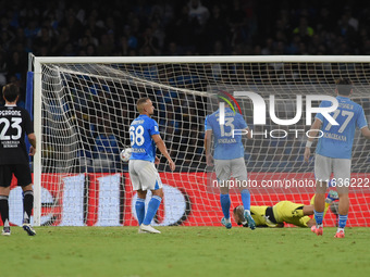 Gabriel Strefezza of Como scoring 1-1 during the Serie A match between SSC Napoli and Como at Stadio Diego Armando Maradona Naples Italy on...