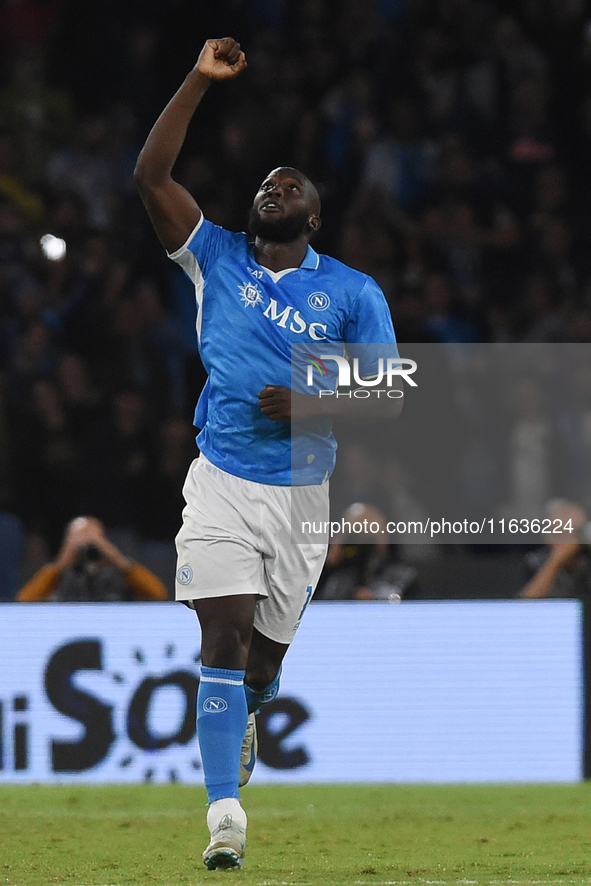 Romelu Lukaku of SSC Napoli celebrates after scoring during the Serie A match between SSC Napoli and Como at Stadio Diego Armando Maradona N...