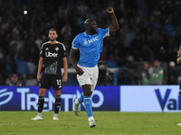 Romelu Lukaku of SSC Napoli celebrates after scoring during the Serie A match between SSC Napoli and Como at Stadio Diego Armando Maradona N...