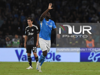 Romelu Lukaku of SSC Napoli celebrates after scoring during the Serie A match between SSC Napoli and Como at Stadio Diego Armando Maradona N...