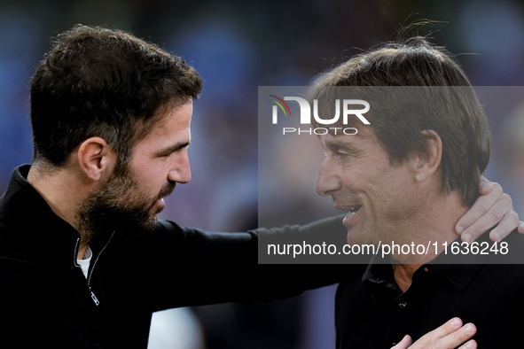 Cesc Fabregas head coach of Como 1907 and Antonio Conte Head Coach of SSC Napoli during the serie Serie A Enilive match between SSC Napoli a...