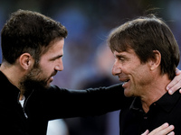 Cesc Fabregas head coach of Como 1907 and Antonio Conte Head Coach of SSC Napoli during the serie Serie A Enilive match between SSC Napoli a...