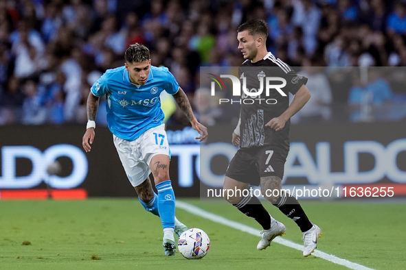 Gabriel Strefezza of Como 1907 and Mathias Olivera of SSC Napoli compete for the ball during the serie Serie A Enilive match between SSC Nap...