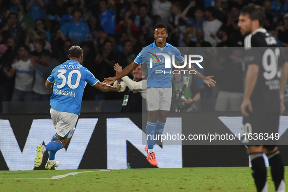 David Neres of SSC Napoli celebrates after scoring during the Serie A match between SSC Napoli and Como at Stadio Diego Armando Maradona Nap...