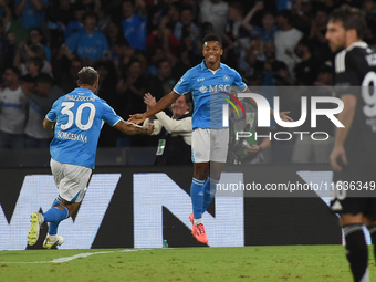 David Neres of SSC Napoli celebrates after scoring during the Serie A match between SSC Napoli and Como at Stadio Diego Armando Maradona Nap...