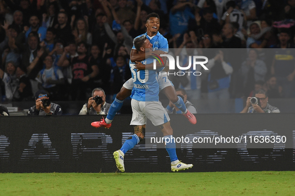 David Neres of SSC Napoli celebrates with team mates after scoring during the Serie A match between SSC Napoli and Como at Stadio Diego Arma...