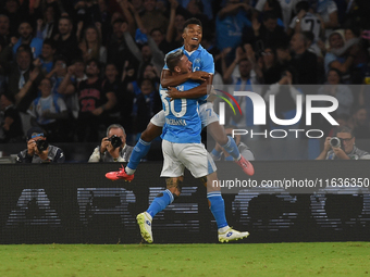 David Neres of SSC Napoli celebrates with team mates after scoring during the Serie A match between SSC Napoli and Como at Stadio Diego Arma...