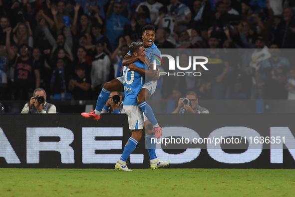 David Neres of SSC Napoli celebrates with team mates after scoring during the Serie A match between SSC Napoli and Como at Stadio Diego Arma...