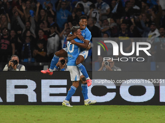 David Neres of SSC Napoli celebrates with team mates after scoring during the Serie A match between SSC Napoli and Como at Stadio Diego Arma...