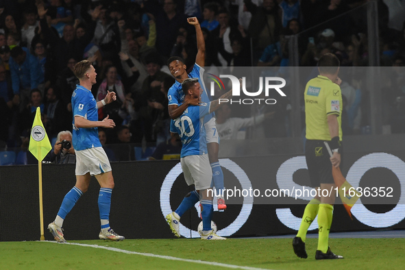 David Neres of SSC Napoli celebrates with team mates after scoring during the Serie A match between SSC Napoli and Como at Stadio Diego Arma...