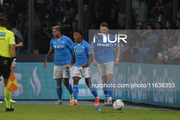 David Neres of SSC Napoli celebrates with team mates after scoring during the Serie A match between SSC Napoli and Como at Stadio Diego Arma...