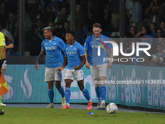 David Neres of SSC Napoli celebrates with team mates after scoring during the Serie A match between SSC Napoli and Como at Stadio Diego Arma...