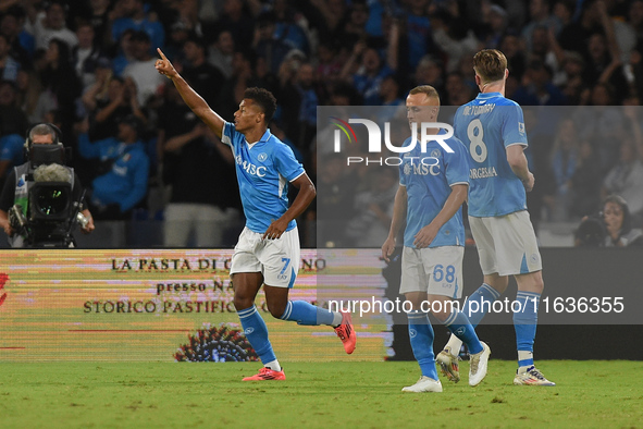 David Neres of SSC Napoli celebrates with team mates after scoring during the Serie A match between SSC Napoli and Como at Stadio Diego Arma...