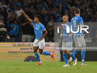 David Neres of SSC Napoli celebrates with team mates after scoring during the Serie A match between SSC Napoli and Como at Stadio Diego Arma...