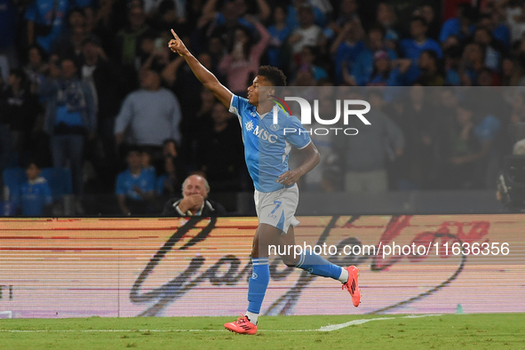 David Neres of SSC Napoli celebrates after scoring during the Serie A match between SSC Napoli and Como at Stadio Diego Armando Maradona Nap...