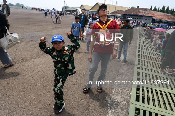 A number of residents visit the TNI Transport Aircraft Static Show event to commemorate the 79th Anniversary of the TNI at Husein Sastranega...