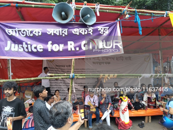 Doctors And Citizens Hold Placards And Shout Slogans During A Protest Against The Rape And Murder Of A PGT Woman Doctor At Government-run R...