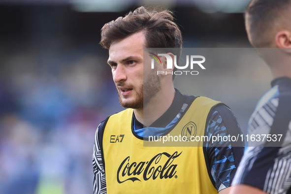 Khvicha Kvaratskhelia of SSC Napoli warms up before the Serie A match between SSC Napoli and Como at Stadio Diego Armando Maradona Naples It...