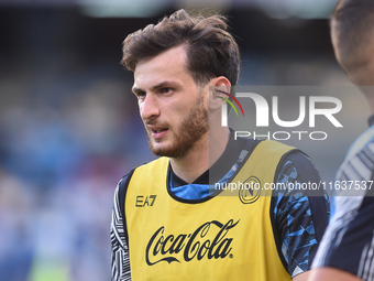 Khvicha Kvaratskhelia of SSC Napoli warms up before the Serie A match between SSC Napoli and Como at Stadio Diego Armando Maradona Naples It...