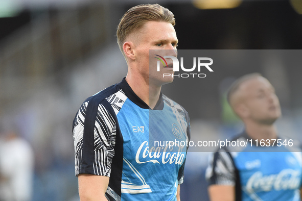 Scott McTominay of SSC Napoli warms up before the Serie A match between SSC Napoli and Como at Stadio Diego Armando Maradona Naples Italy on...