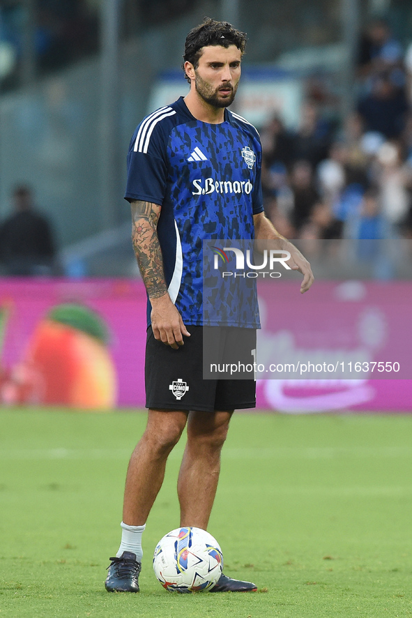 Patrick Cutrone of Como warms up before the Serie A match between SSC Napoli and Como at Stadio Diego Armando Maradona Naples Italy on 4 Oct...