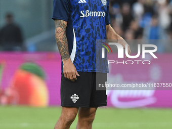 Patrick Cutrone of Como warms up before the Serie A match between SSC Napoli and Como at Stadio Diego Armando Maradona Naples Italy on 4 Oct...